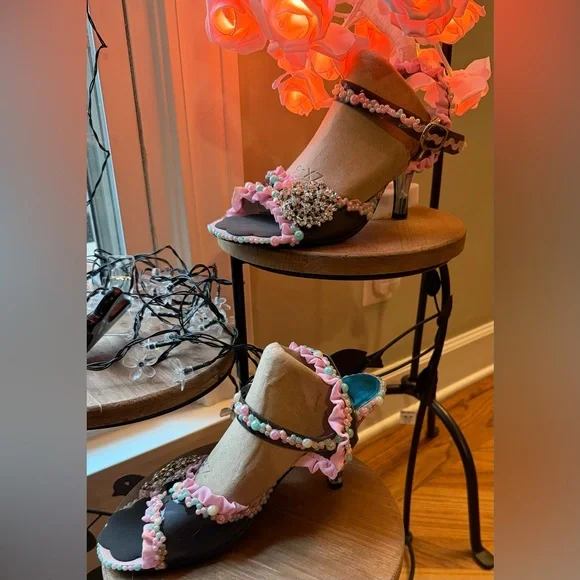 Custom, One~of~a~kind, hand embellished shoe in “baby shower” theme, size 40/US9 - Picture 5 of 17